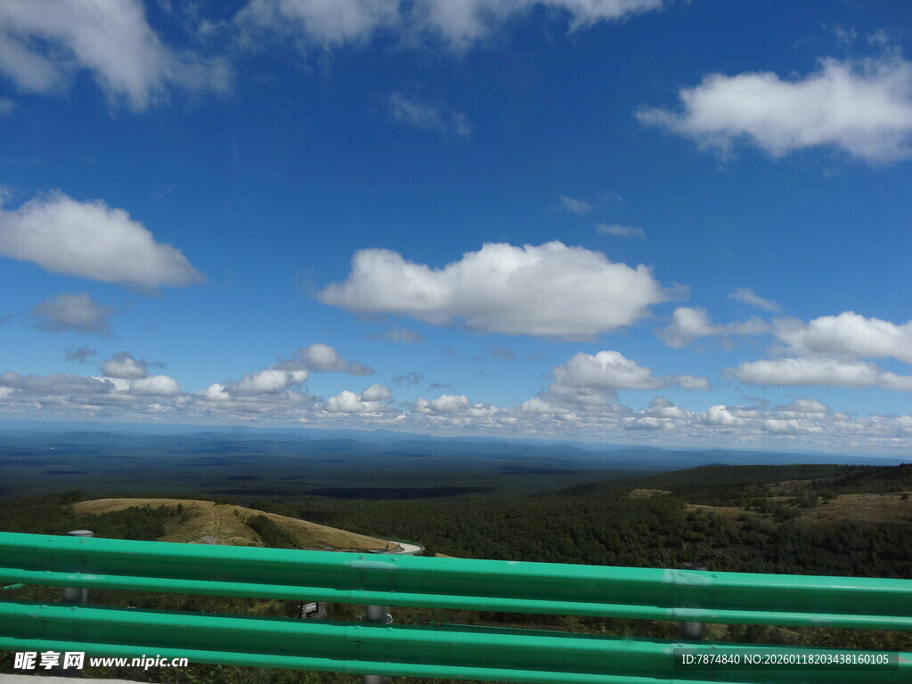蓝天绿地间的观景台