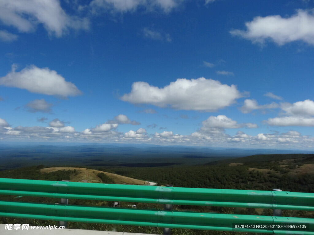 蓝天绿地间的护栏风景