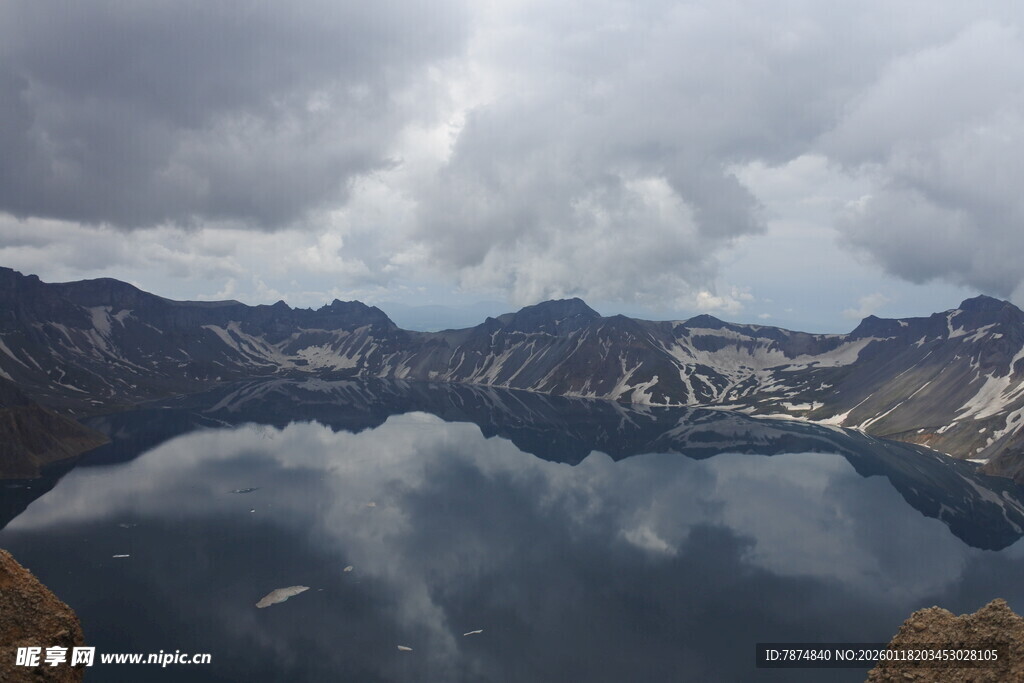 云雾缭绕下的静谧高山湖泊