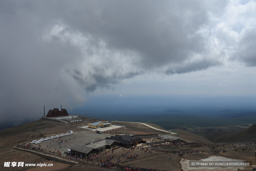 高山云雾下的建筑景观
