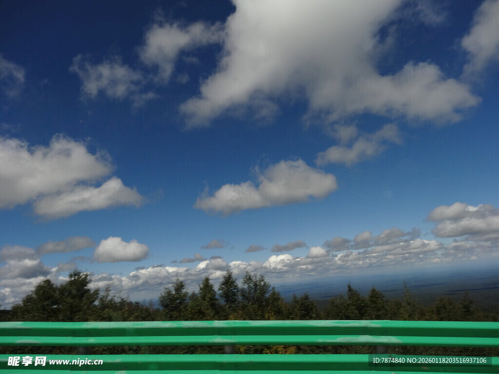 蓝天绿地间的开阔风景