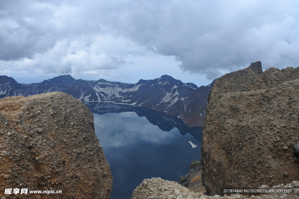高山湖泊壮丽自然景观
