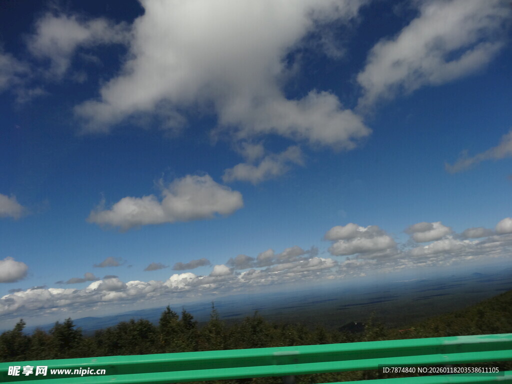 蓝天绿地间的开阔风景