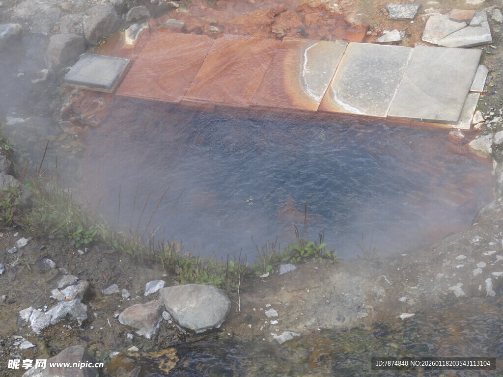 地面积水与破碎石板