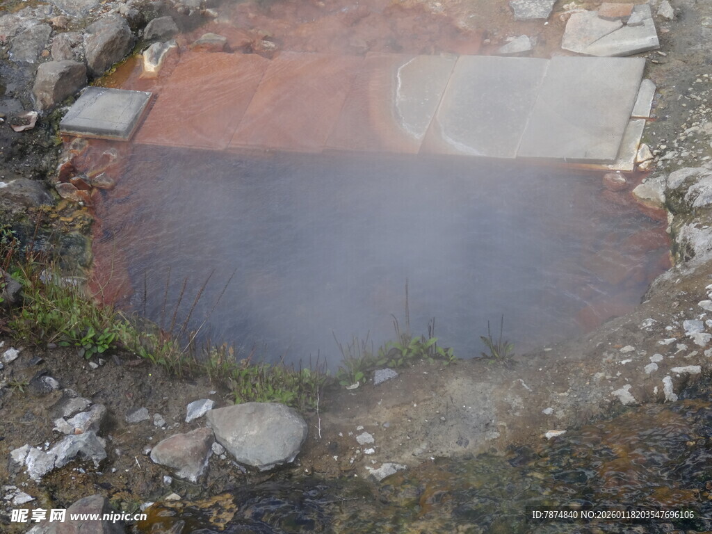 地面神秘水坑冒蒸汽