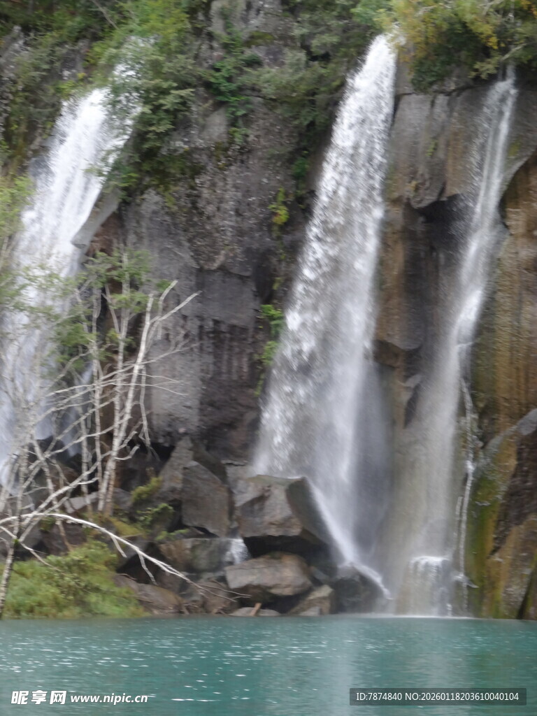 山间飞瀑下的碧绿湖水
