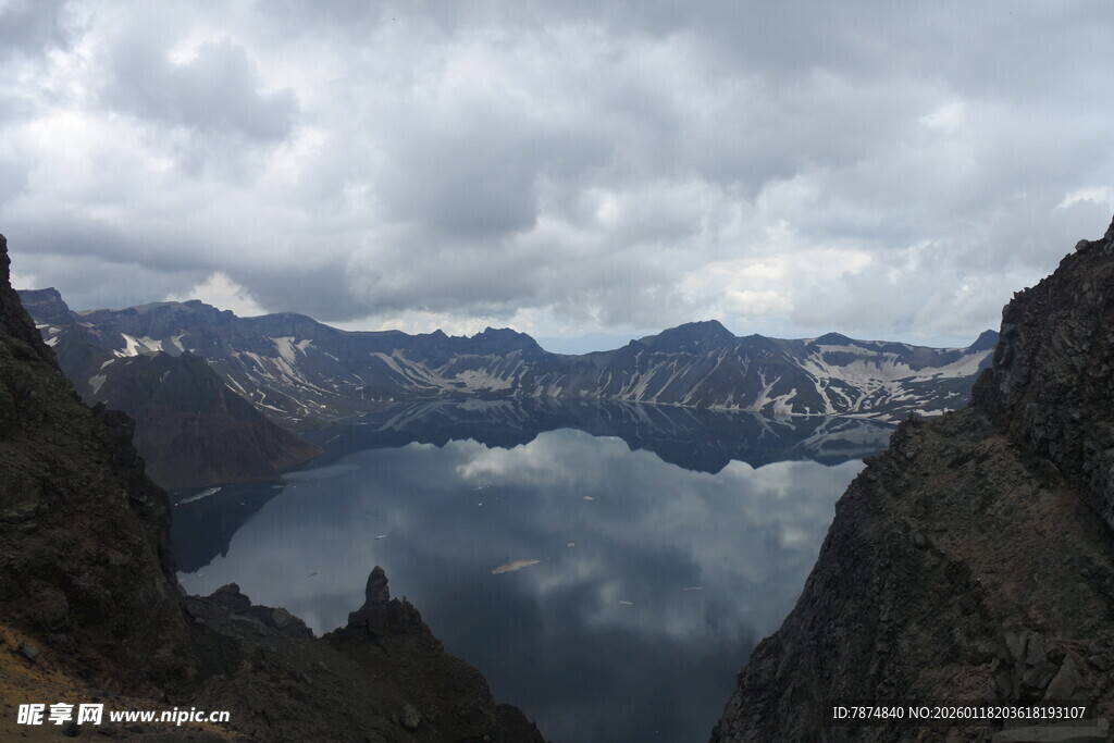 高山湖泊壮丽自然景观