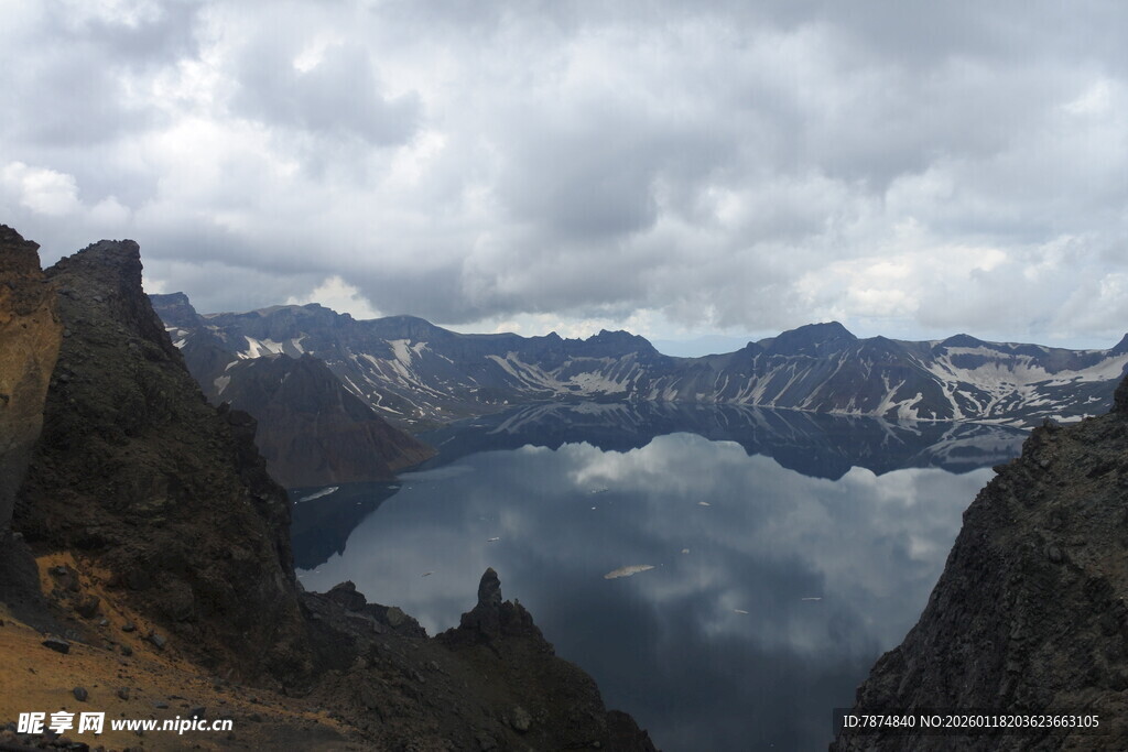 高山湖泊壮丽自然景观