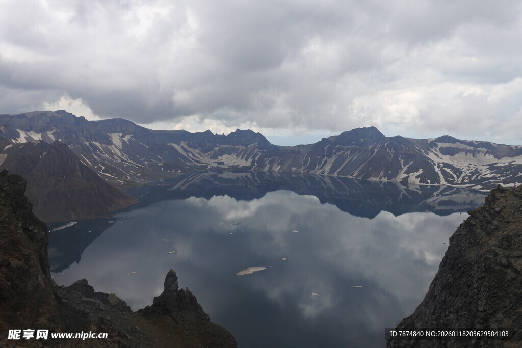 高山湖泊壮丽自然景观