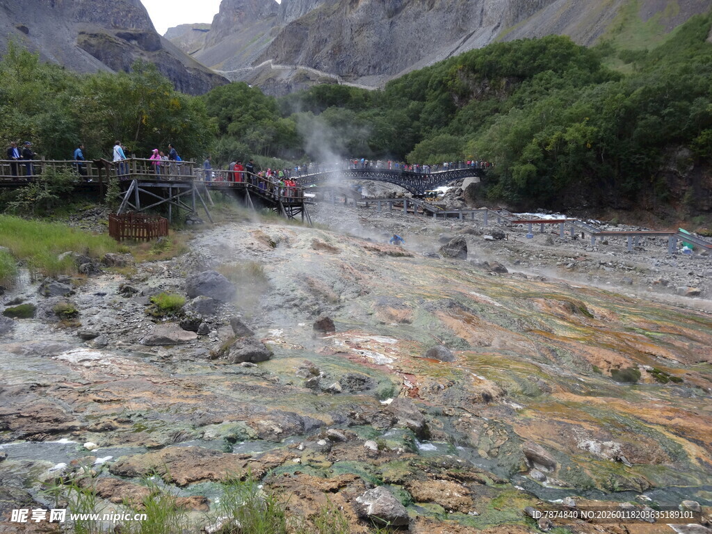 山间多彩温泉景观