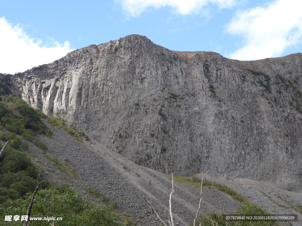 巍峨壮观的陡峭山峰