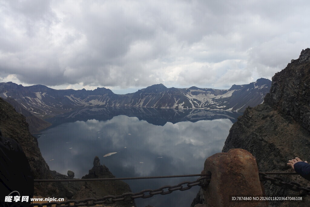 高山湖泊壮丽自然景观