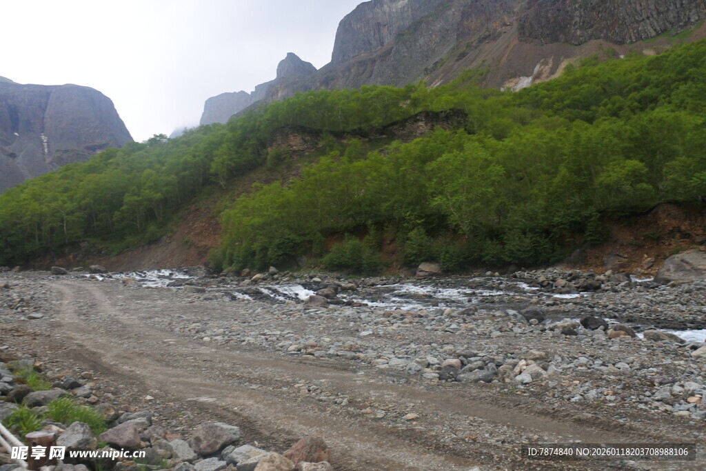 山间碎石路 绿意相伴