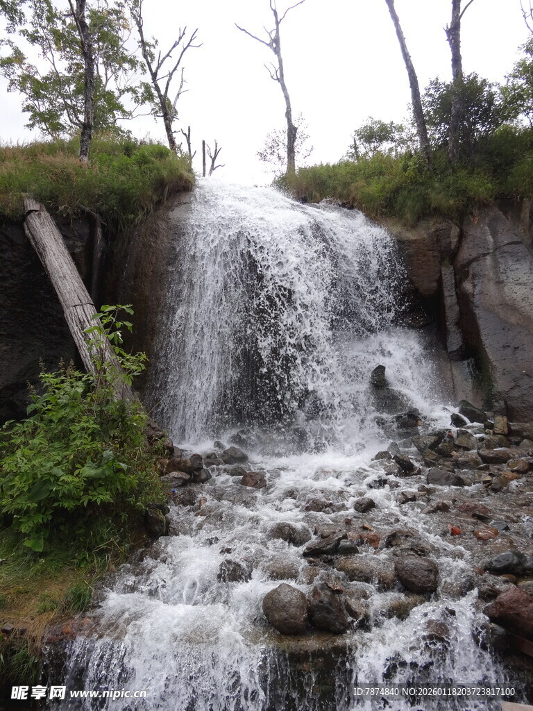 山间瀑布美景