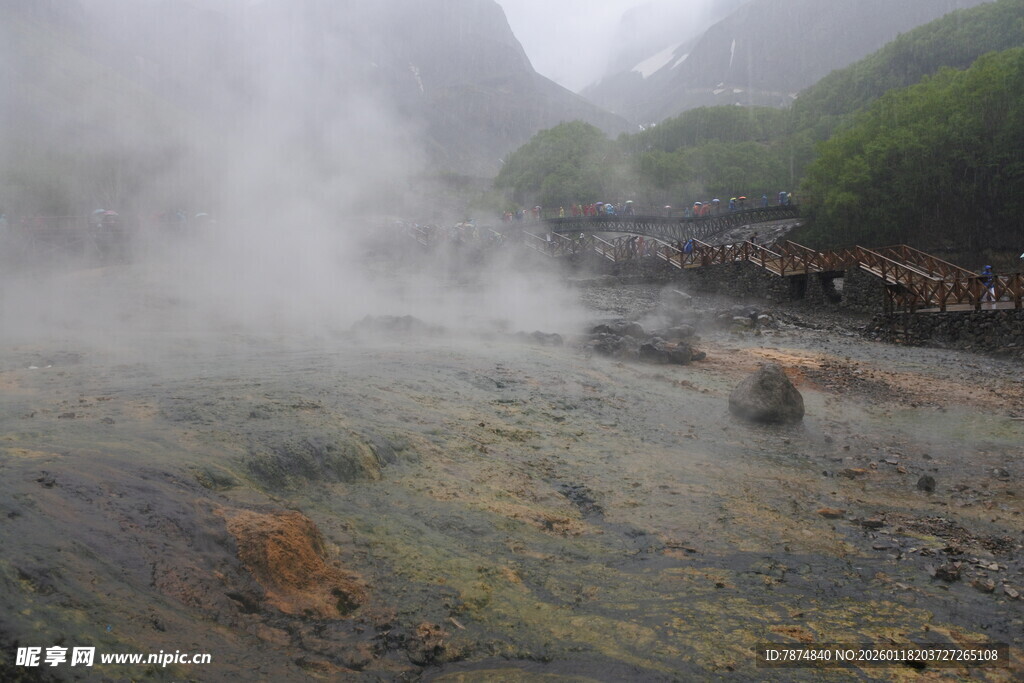 山间氤氲温泉美景