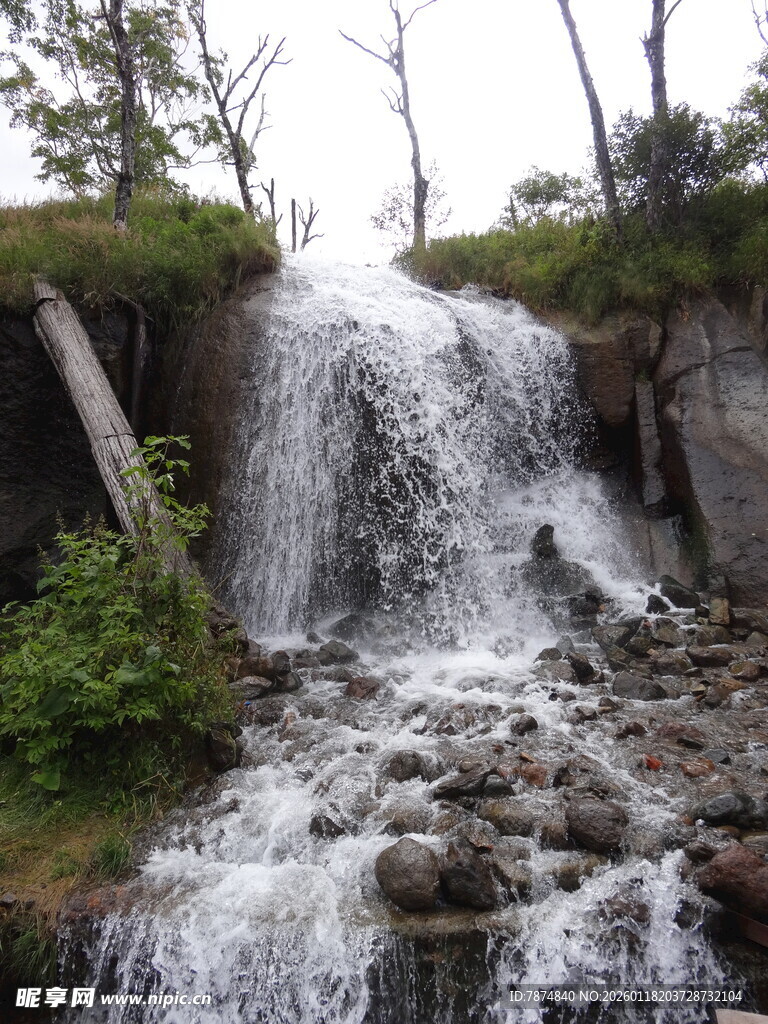山间瀑布 自然清新之景