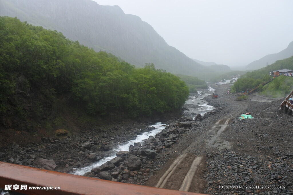 山间溪流旁的露营场景