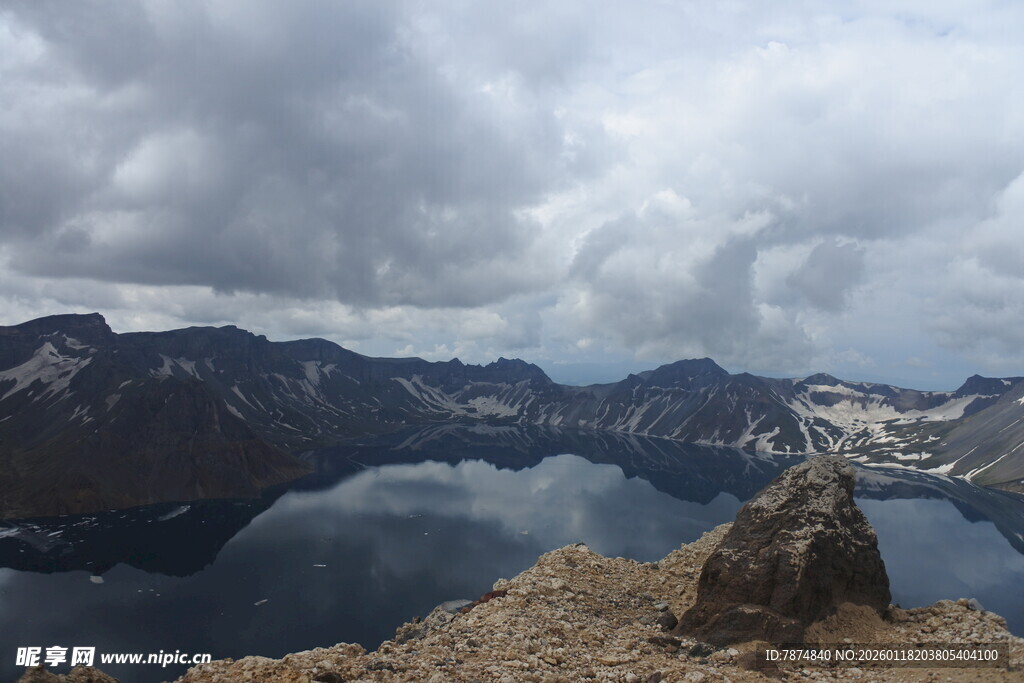 高山湖泊的壮丽自然景观