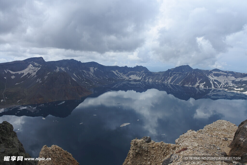 高山湖泊壮丽自然景观