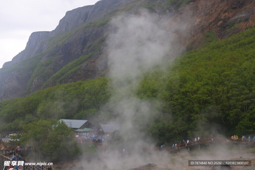 山间热气升腾的自然景象
