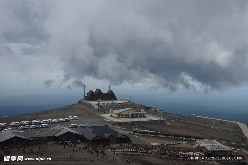 山顶建筑云雾环绕景观