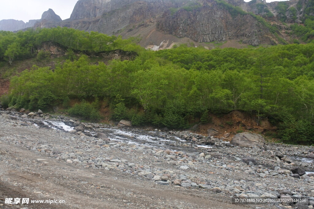 山间碎石路与葱郁植被