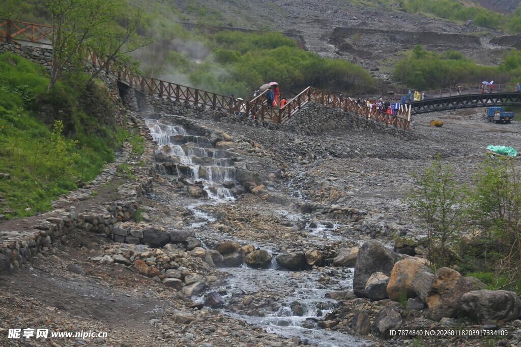 山间溪流旁的热闹步道