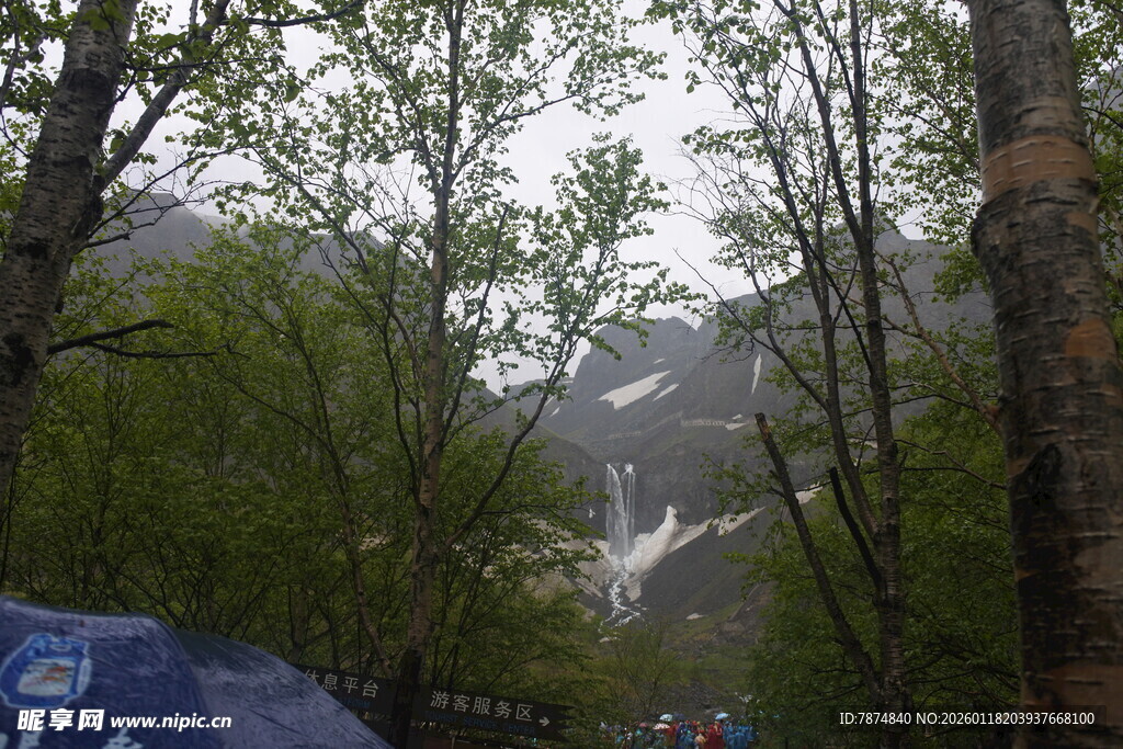 山林中的露营场景