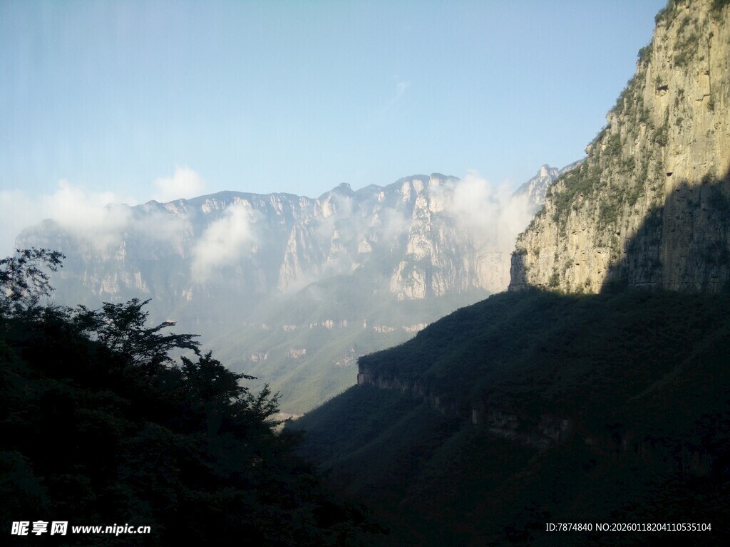 山间晨曦美景