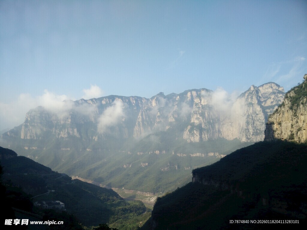 山峦云雾间的壮美景色