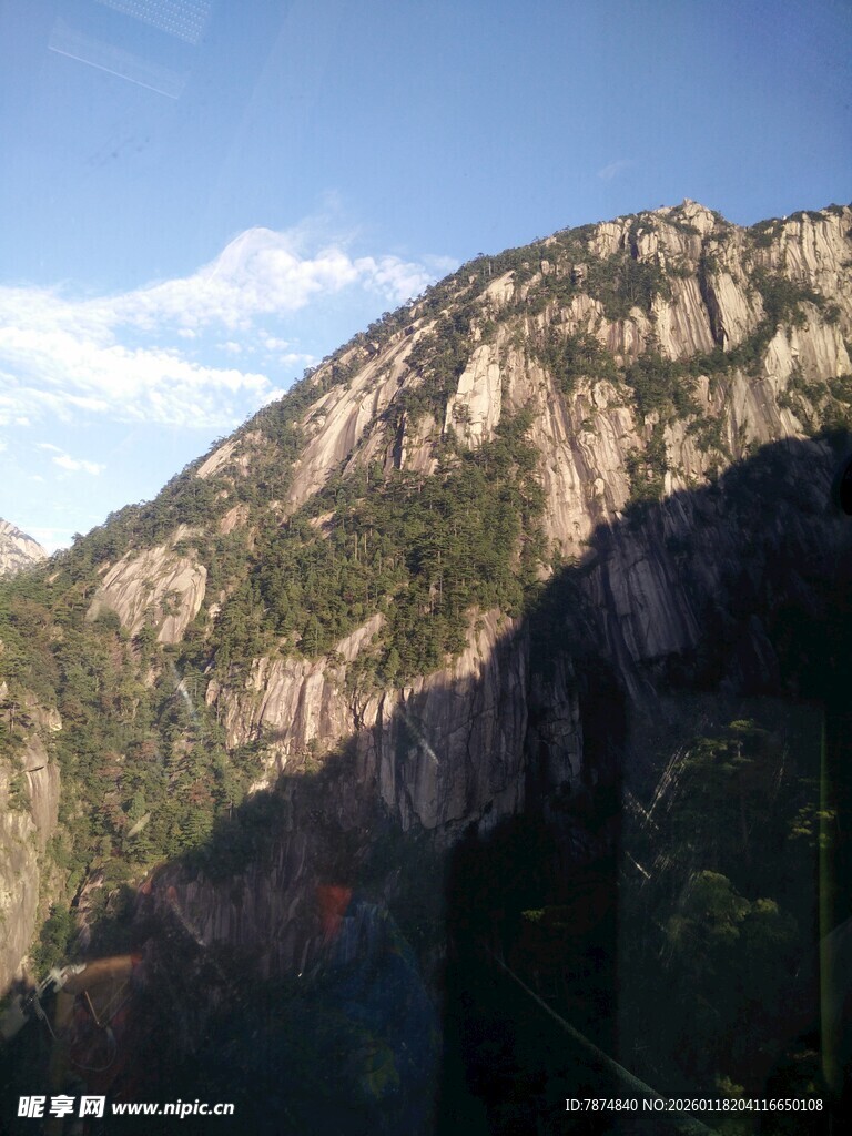 巍峨山峰现壮丽景致