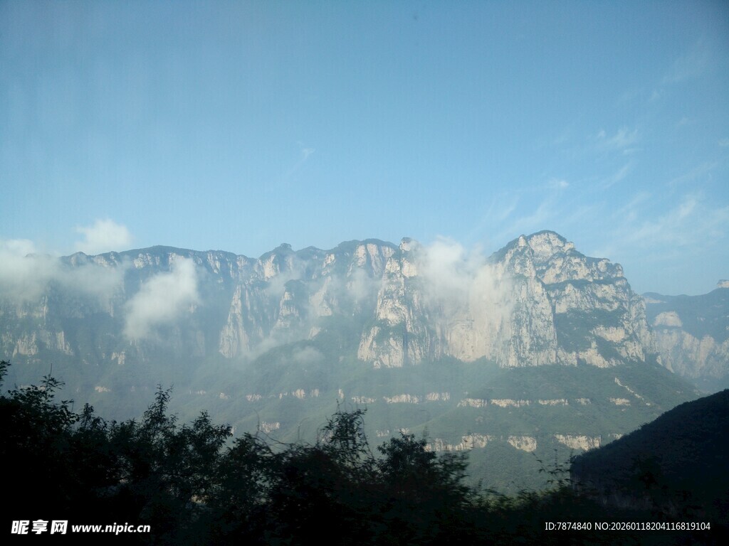 云雾缭绕的壮丽山峦