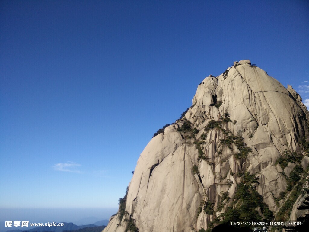 巍峨山峰 蓝天映衬美景