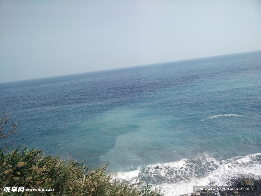 俯瞰蔚蓝大海与白色浪花