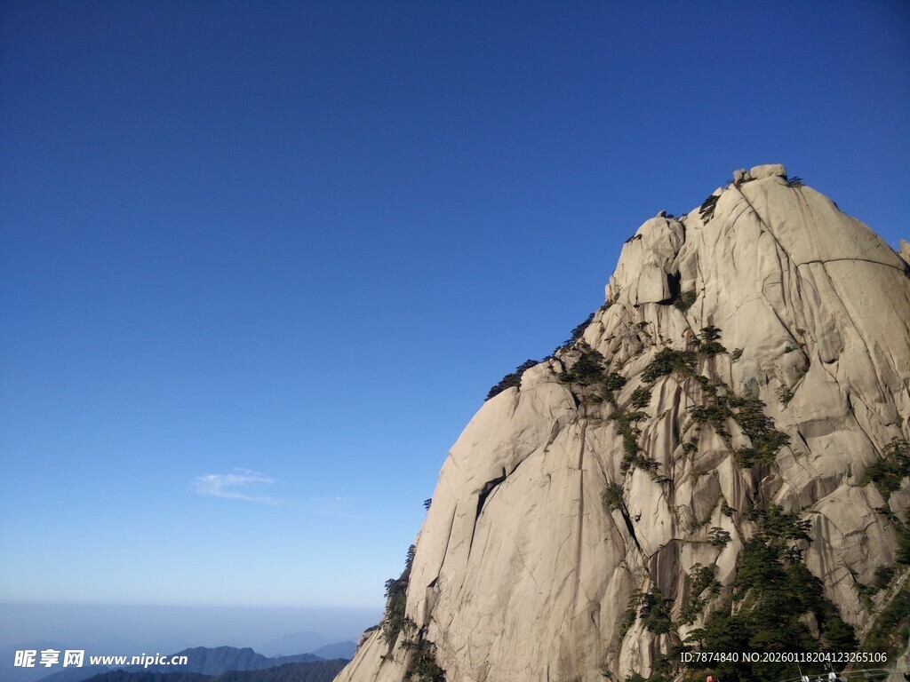 巍峨山峰俯瞰广阔蓝天