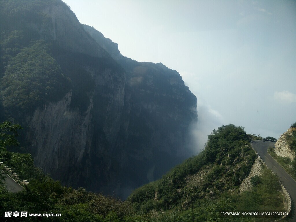 山间云雾缭绕的蜿蜒公路