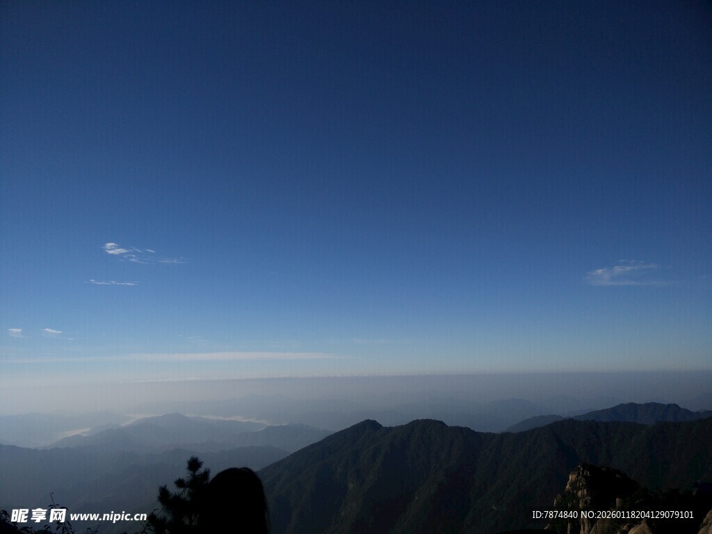高山之上的广阔蓝天视野