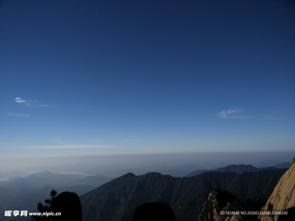 高山云海蓝天壮丽景观