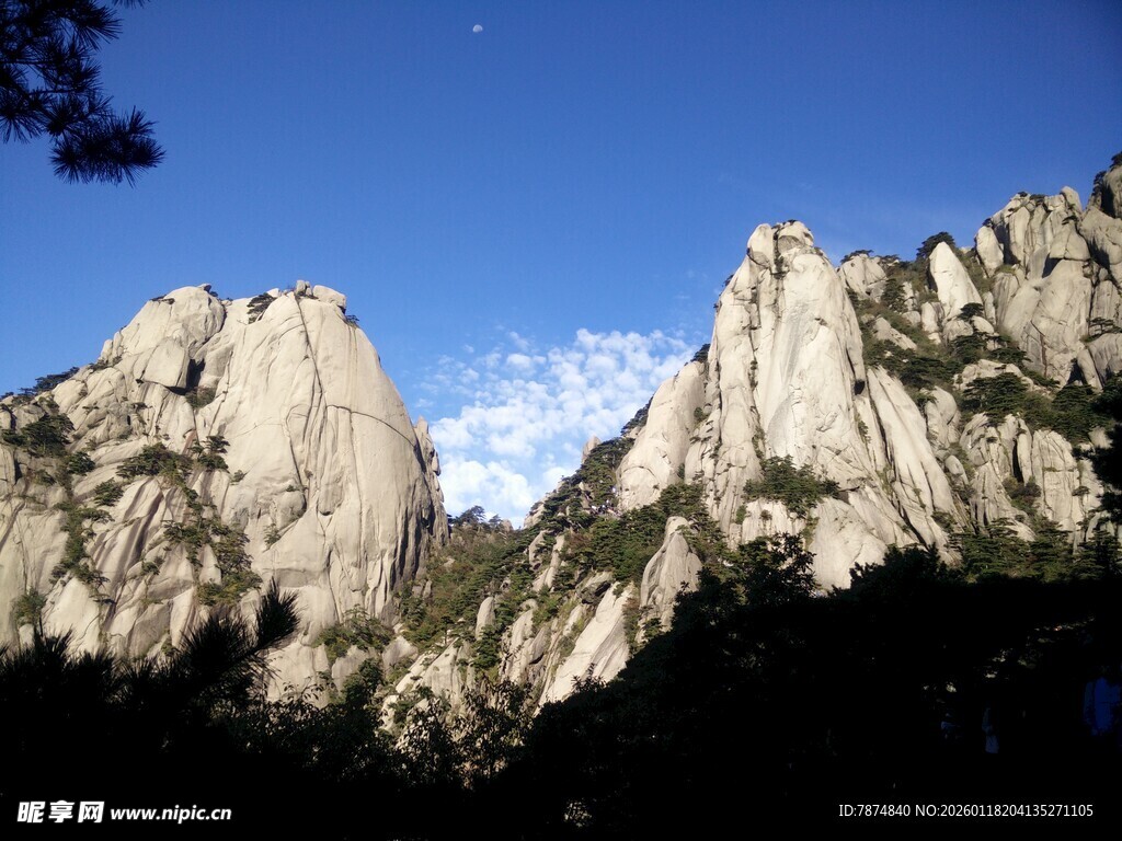 巍峨山景 蓝天映衬