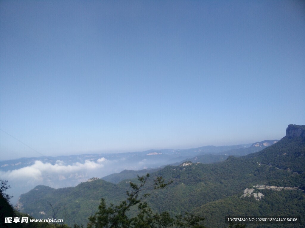 山巅云海美景