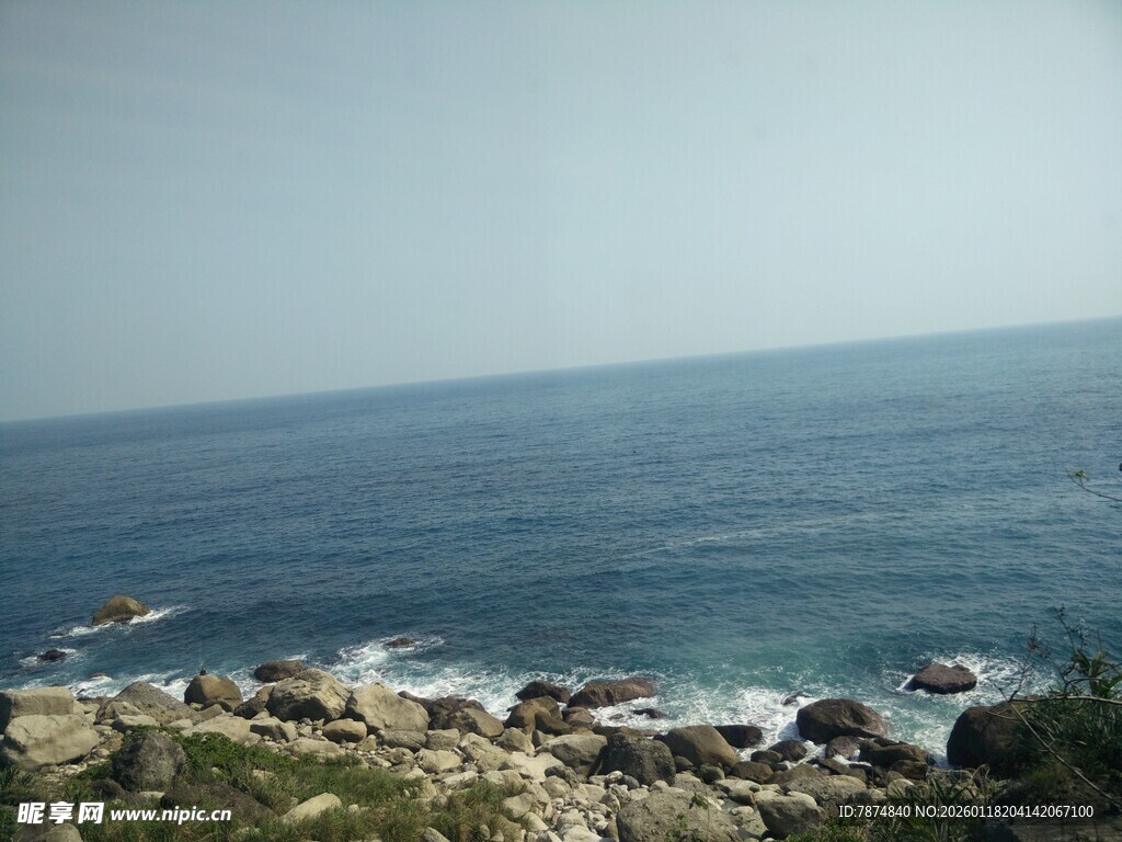 海边岩石与辽阔蓝色海域