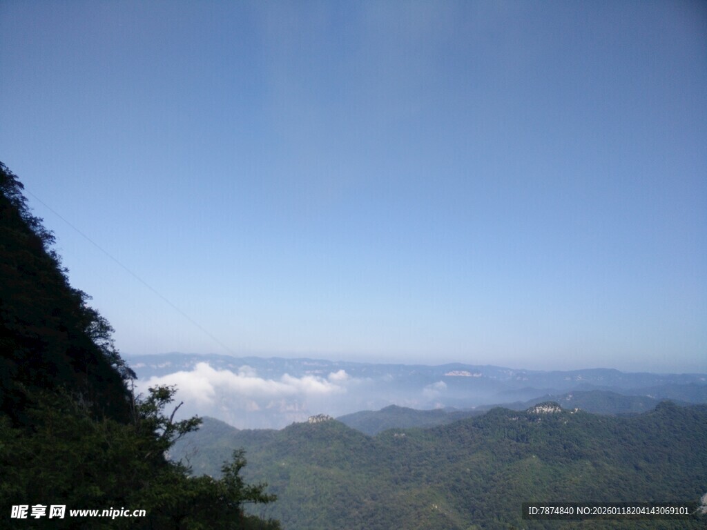 山巅远眺蓝天白云绿树景