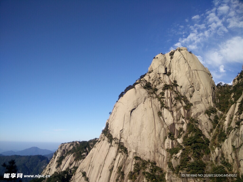 巍峨山峰傲立蓝天之下