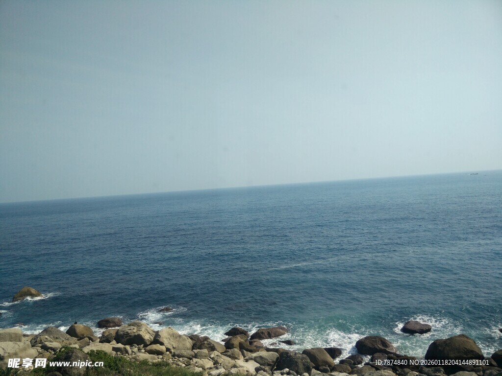 海边岩石与辽阔蓝色海洋