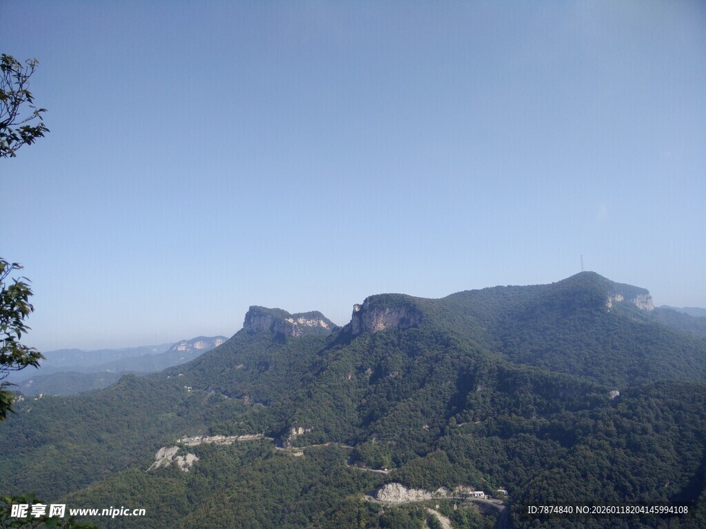 壮丽山景俯瞰图