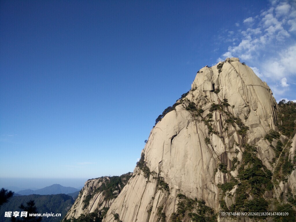 巍峨山峰傲立蓝天之下