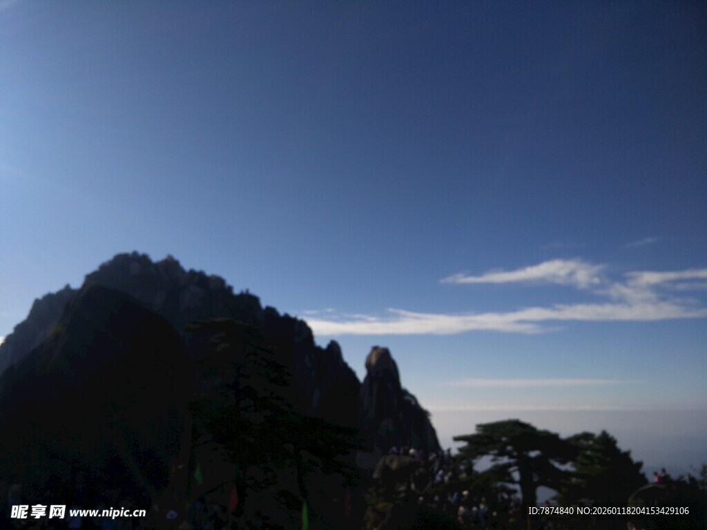 巍峨山峦映蓝天