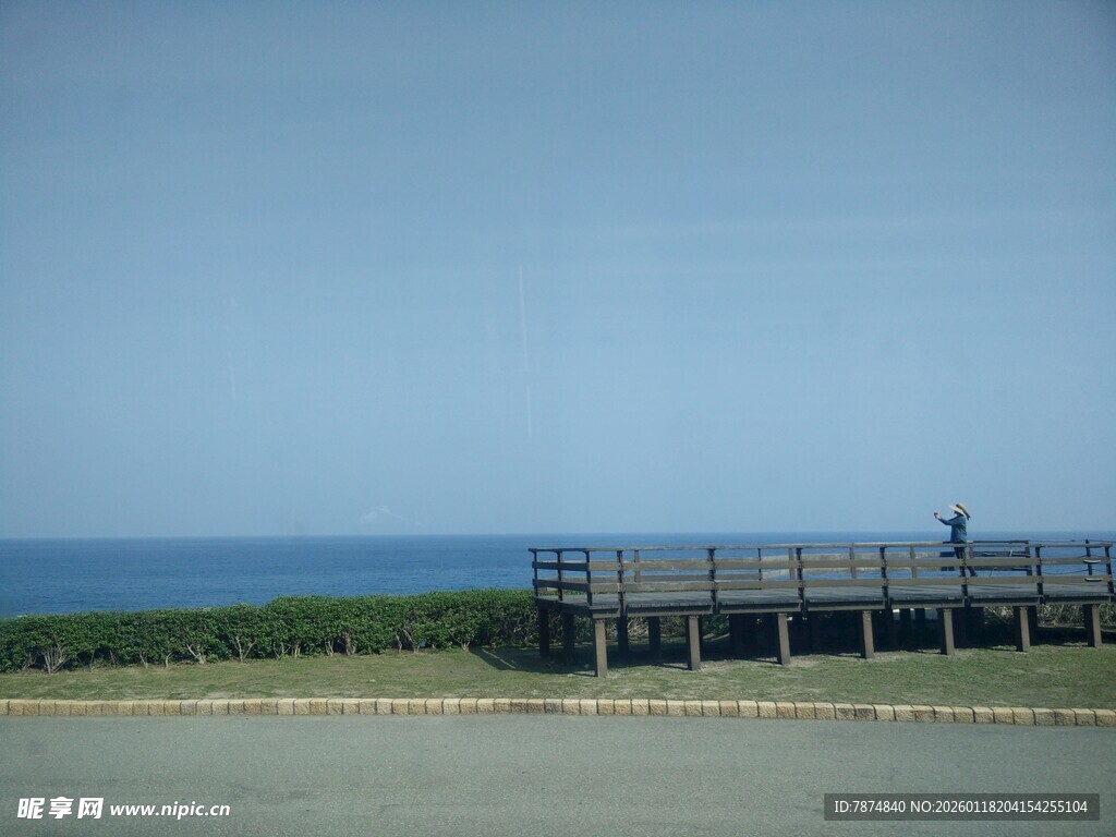 海边木质栈道风景