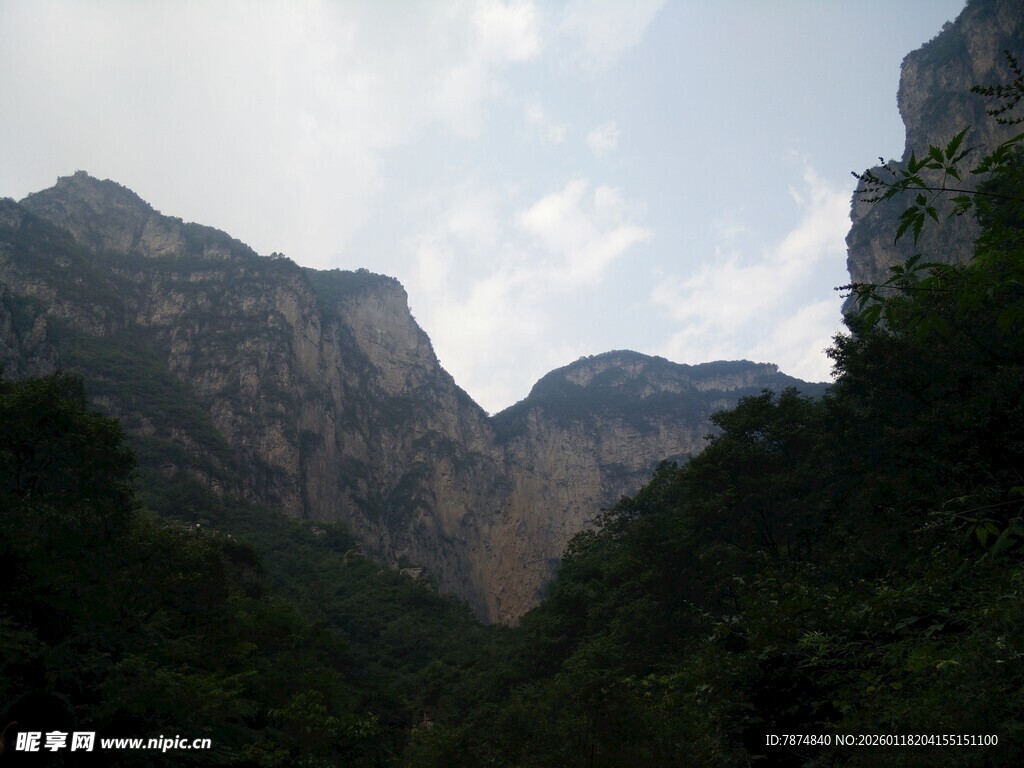 壮丽山峦间的自然美景