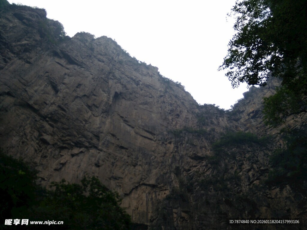 陡峭嶙峋的壮观山壁